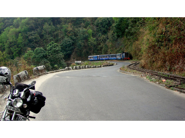 ഡാര്ജലീങ് തീവണ്ടിപ്പാത മാര്ഗ്ഗം