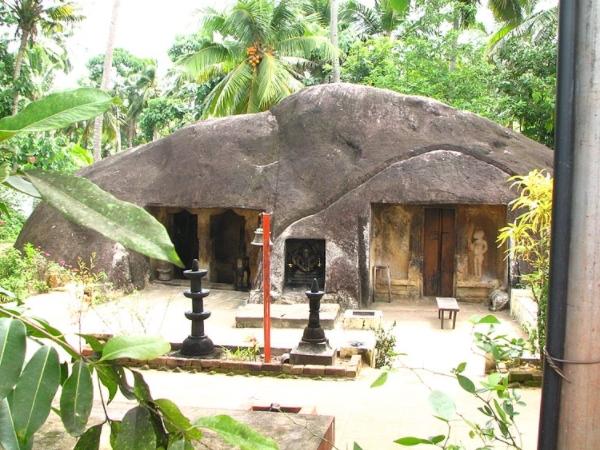 പരമേശ്വരന്റെ ഭൂതഗണങ്ങള് കൊണ്ടുവന്ന പാറയില് നിര്മ്മിച്ച ക്ഷേത്രം