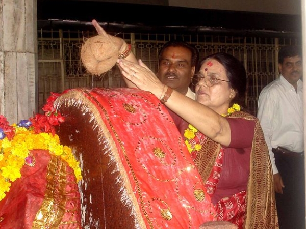 ആര്ത്തവ സ്ത്രീകള് പുറത്ത്