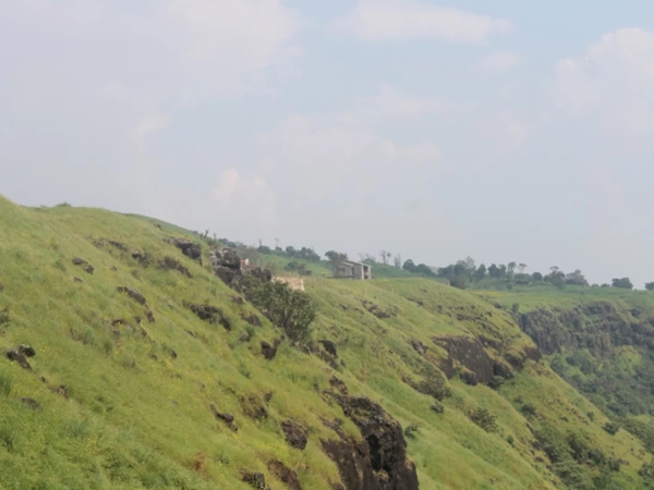 സഹ്യാദ്രിമലനിരകള്ക്കിടയിലെ കൊച്ചു സ്ഥലം