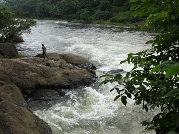 പെരുന്തേനരുവി വെള്ളച്ചാട്ടം
