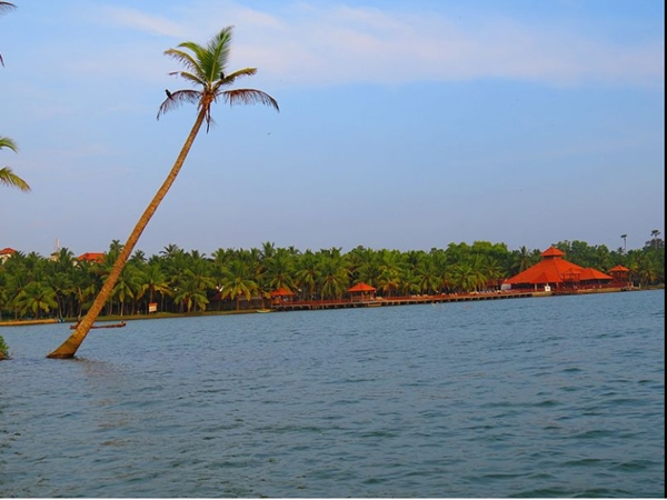 കടലും കായലും സംഗമിക്കുന്ന സ്ഥലം