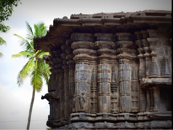 ആയിരം തൂണുകളും നക്ഷത്രാകൃതിയും