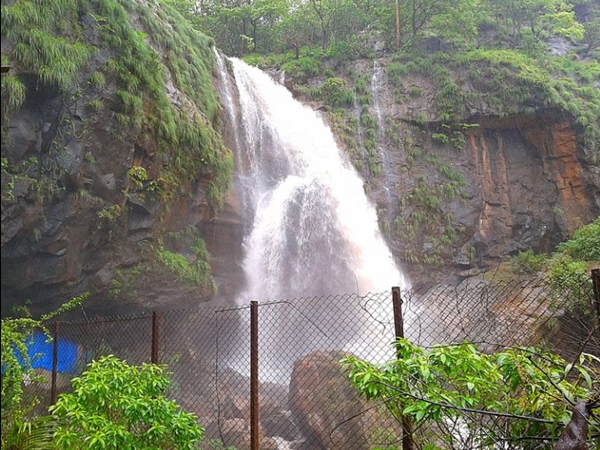 താഴ്വരകളും വെള്ളച്ചാട്ടങ്ങളും