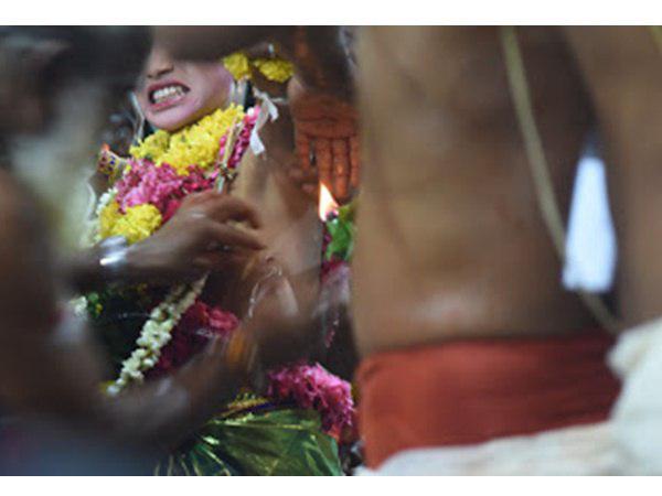 വാരിയെല്ലിനു താഴെ ചൂരല് കുത്തുന്നു