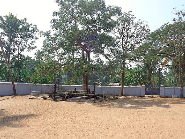 രണ്ടു അവതാരങ്ങള് ഒരു നാലമ്പലത്തില്