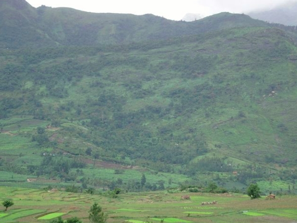 മലകള് അതിര്ത്തി കാക്കുന്ന ഗ്രാമം