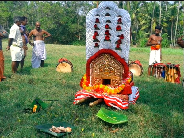 കൊയ്ത്തിനു വന്ന് സ്ത്രീയും വിഗ്രഹവും