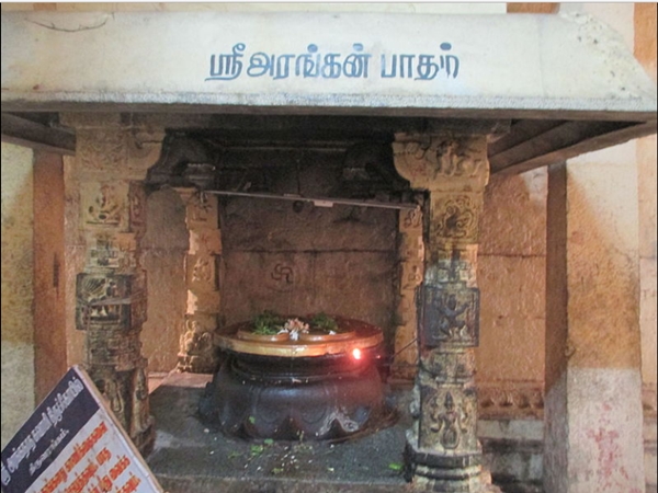 ചന്ദ്രദേവന് പണിത ക്ഷേത്രക്കുളം
