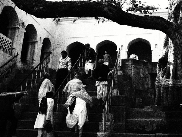 ക്ഷേത്രത്തിനു നടുവിലെ കാല്പാദം