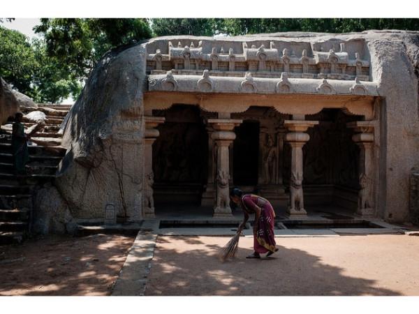 പാറ തുരന്നു നിര്മ്മിച്ചവ