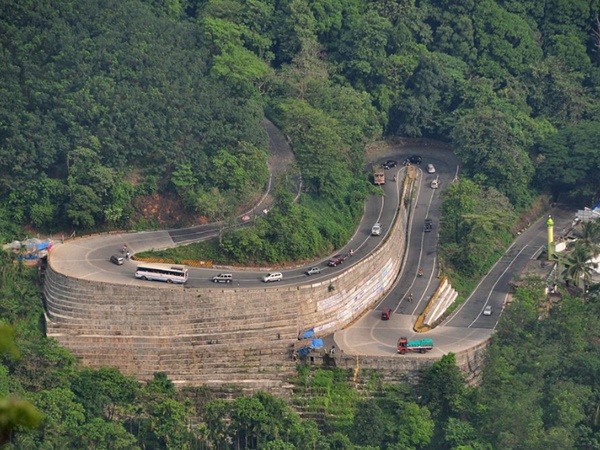 ഹെയർപിൻ വളവുകൾ താണ്ടി