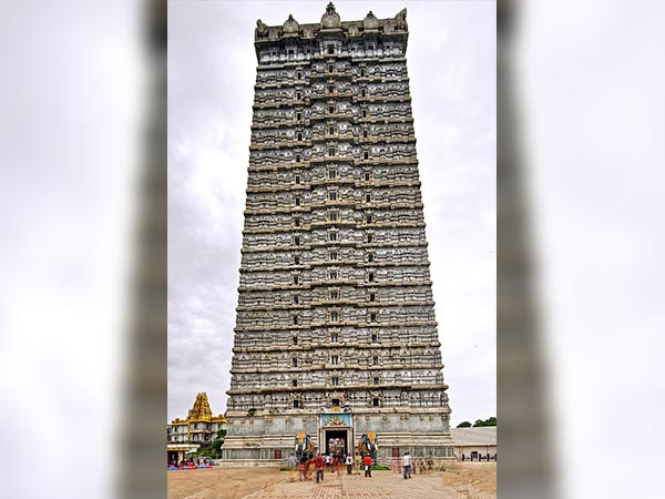 രാജ ഗോപുരം