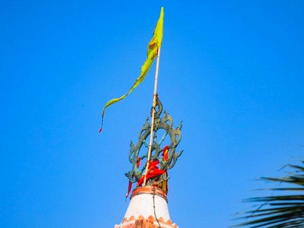 കാറ്റിന്റെ എതിർദിശയിൽ പറക്കുന്ന കൊടിയുള്ള ക്ഷേത്രം