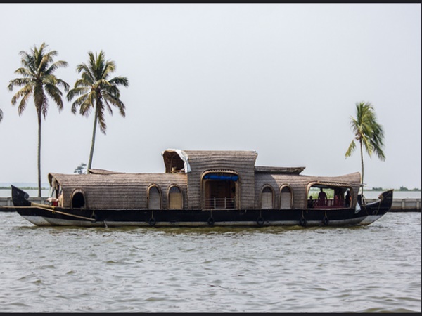 ആദ്യം വള്ളം പിന്നെ കെട്ടുവള്ളം