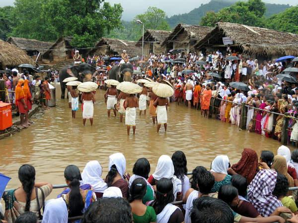 അക്കരെ കൊട്ടിയൂരം ഇക്കരെ കൊട്ടിയൂരും