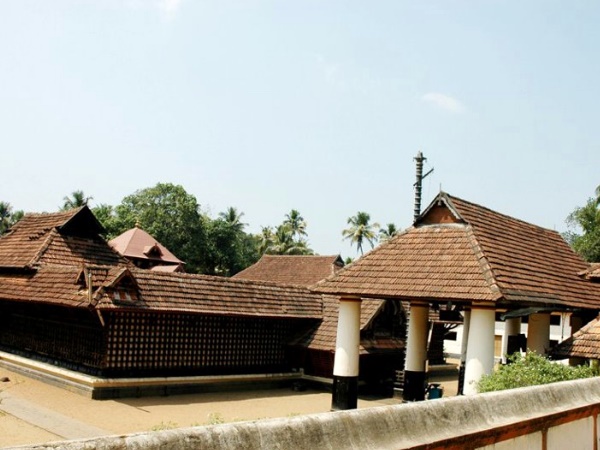 തീയാട്ടുണ്ണികൾ