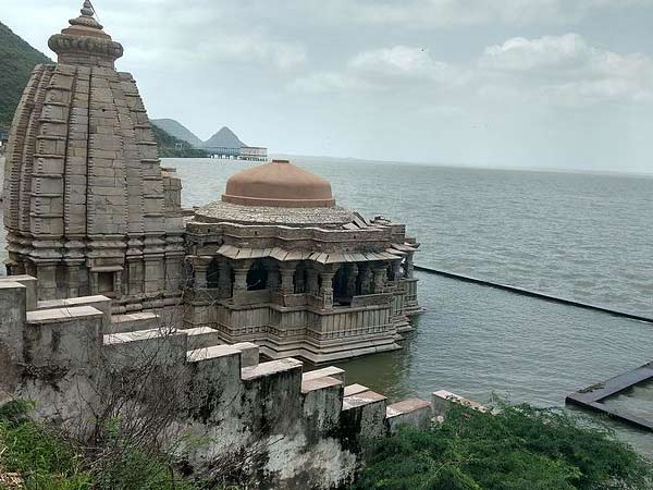 ബിസാൽ ദിയോ ക്ഷേത്രം, ടോങ്ങ്