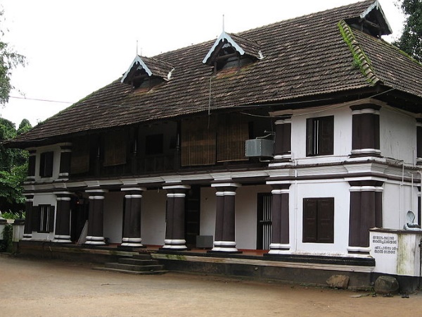 പാമ്പുമേക്കാട്ട് മന