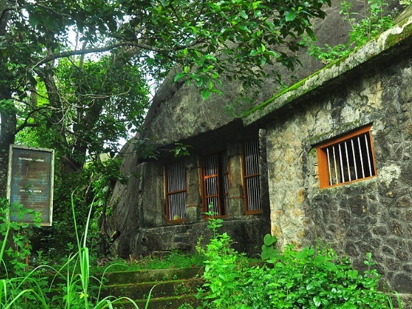 പാറക്കെട്ടിലെ ഗുഹാ ക്ഷേത്രം
