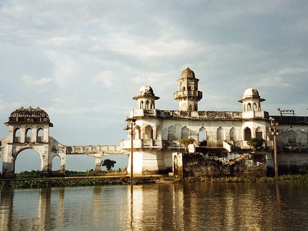 വെള്ളത്തിലെ വേനൽക്കാല വസതി