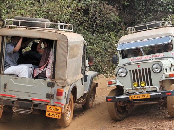 ആ ചെറ്യ വളവില് ഒന്നു പെട്ടു
