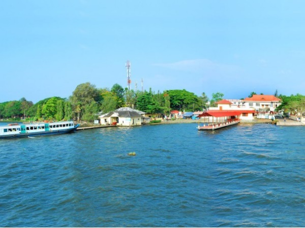 വൈക്കത്തെ സൂപ്പർ കായൽ യാത്ര
