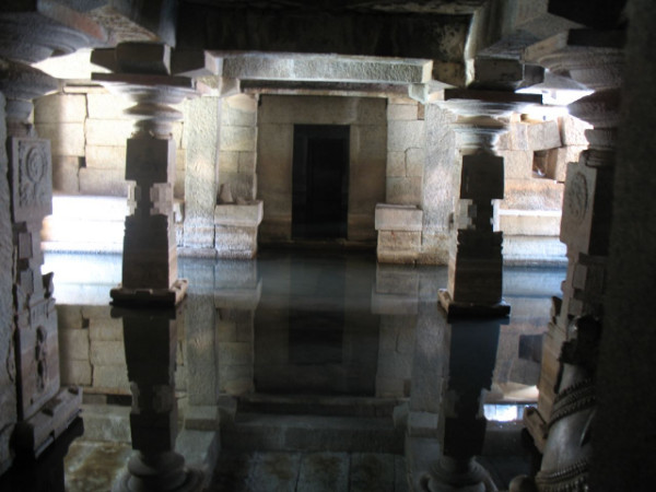 വെള്ളത്തിനുള്ളിലെ പ്രതിഷ്ഠ
