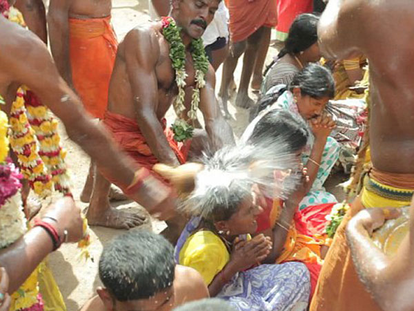 തലയിൽ തേങ്ങയുടയ്ക്കുവാൻ