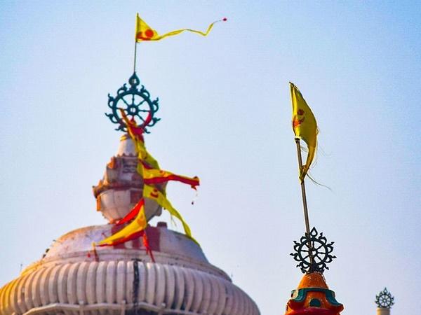 എത്ര കാറ്റടിച്ചാലും അതിന്റെ വിപരീത ദിശയിൽ കൊടി പാറുന്ന ക്ഷേത്രം