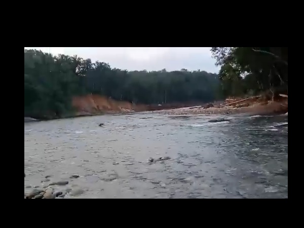 കടൽത്തീരമായി മാറിയ പുഴയോരം