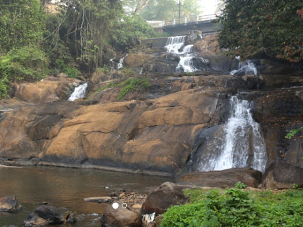 റബർതോട്ടങ്ങൾക്കു നടുവിലെ വെള്ളച്ചാട്ടം