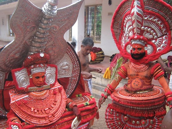 വടയന്തൂർ കഴകം പാലോട്ട് കാവ്