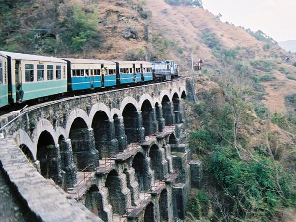107 ടണലുകളും 864 പാലങ്ങളുമുള്ള റെയില് പാത