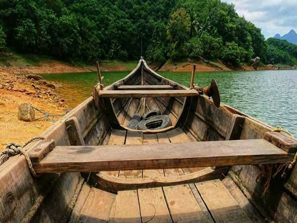 നെയ്യാറിന്റെ തീരത്തെ ഗ്രാമം