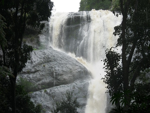 പാലരുവി വെള്ളച്ചാട്ടം