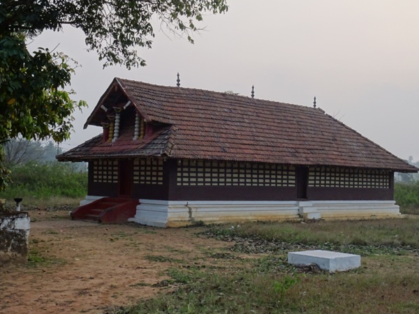 മൂപ്പൻമാർ കൊടിയേറ്റ് നടത്തുന്ന ഉത്സവം