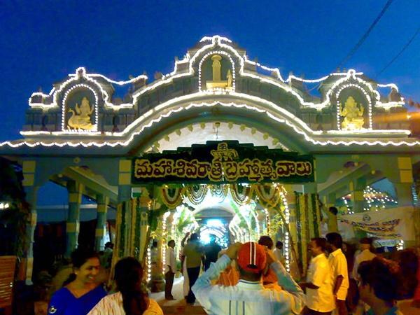 പഴകിപ്പൊളിഞ്ഞ വാതിലിനു പിറകിൽ