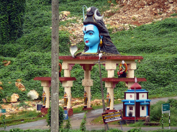 അയ്യപ്പനെ അനുഗ്രഹിക്കുന്ന ശിവൻ