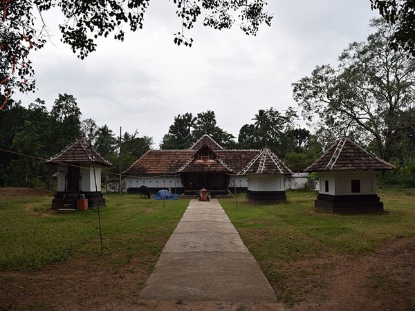 കേരള ദ്രാവിഡ ശൈലിയിലുള്ള ക്ഷേത്രം