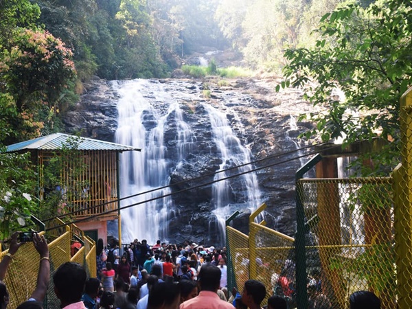 ഇനി വെള്ളച്ചാട്ടത്തിലേക്ക്