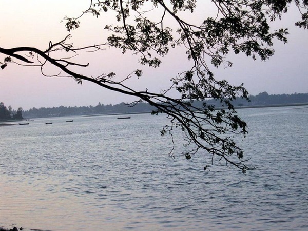 മൂന്നു വശവും വെള്ളത്താൽ ചുറ്റപ്പെട്ട്