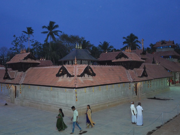 നാലു കവാടങ്ങളും രാശിചക്രവും
