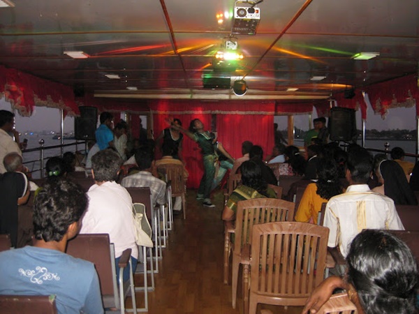 കടലും കായലും കാണാം