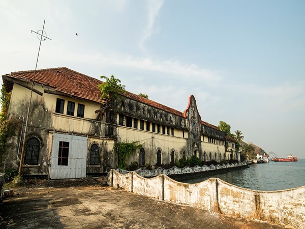 ആസ്പിൻ വാൾ ഹൗസ്