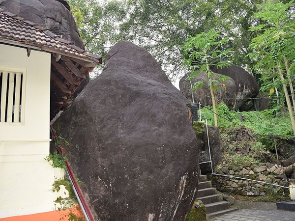 ചുറ്റോടു ചുറ്റും കല്ലുമാത്രം