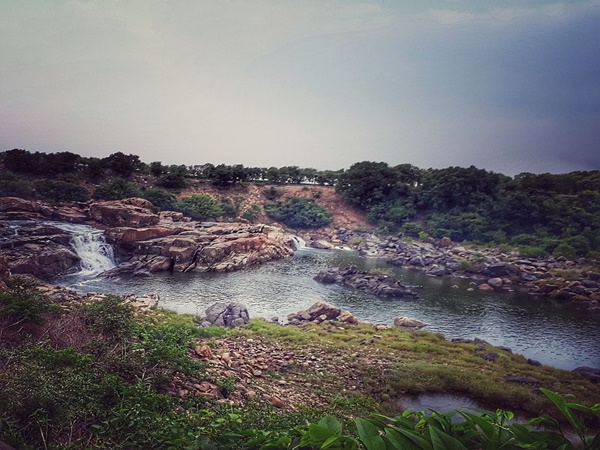 നിശബ്ദമായി ഒഴുകുന്ന വെള്ളച്ചാട്ടം