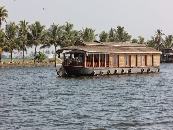 തിരക്കിൽ നിന്നും രക്ഷപെടുത്തുന്ന ആലപ്പുഴ