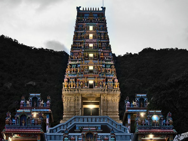 കുന്നിൻ മുകളിലെ ക്ഷേത്രം