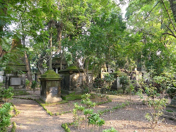 ആത്മാക്കൾ കാവലിരിക്കുന്ന എട്ട് ഏക്കർ